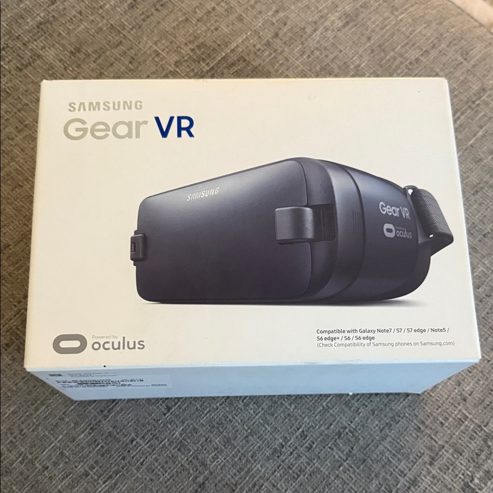 Samsung Gear VR headset - powered by Oculus